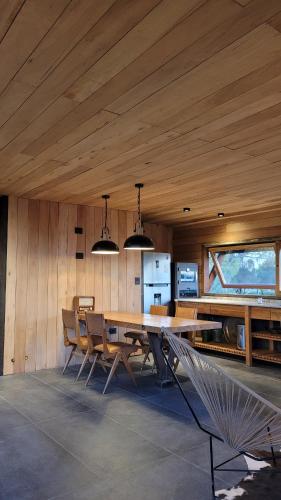 瓜伊马延Casa Contenedor - Bermejo Mendoza的用餐室配有大型木桌和椅子