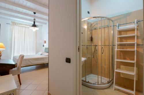 卡利亚里Il Cagliarese B&B的带淋浴的浴室和配有床的房间