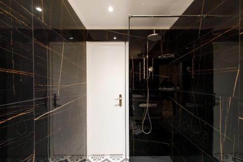 戛纳Cyclades YourHostHelper的带淋浴的浴室和白色门