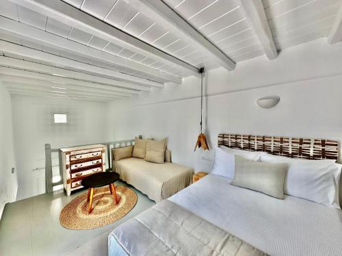 Sofos Suites Mykonos的休息区
