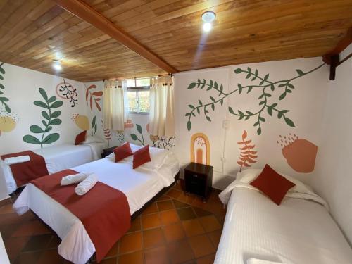 莱瓦镇Hotel Casa Campestre Villa Anita的一间卧室,配有两张床