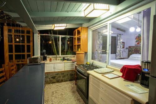 圣克鲁斯拉拉古纳Lake Front Retreat的厨房配有水槽和炉灶 顶部烤箱