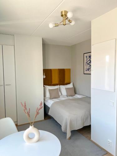 奥卢Studio Apartment Station的一间卧室配有两张床和一张桌子