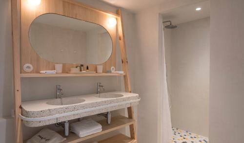 卡普费雷沙丘酒店的一间带水槽和镜子的浴室