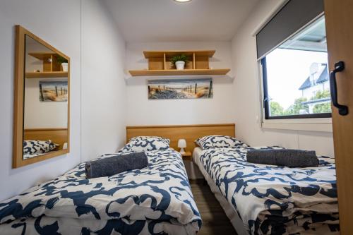 韦巴Przystań的小型客房 - 带2张床和窗户