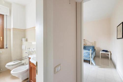 GrassanoB&B Vigna del Duca的白色的浴室设有水槽和卫生间。