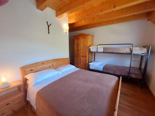 托尔梅佐Rifugio Fornas的小屋内设有一间带两张双层床的卧室