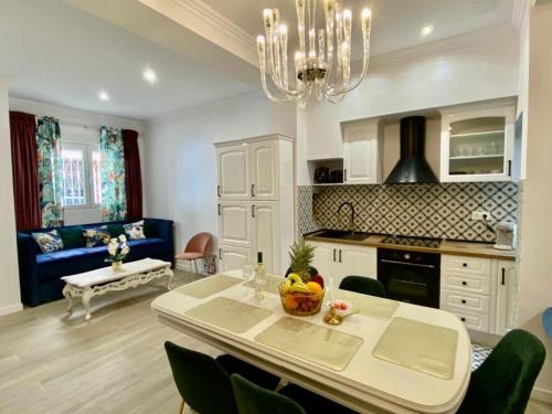 瓦伦西亚Marin Beach Apartment Malvarrosa的厨房以及带桌椅的起居室。