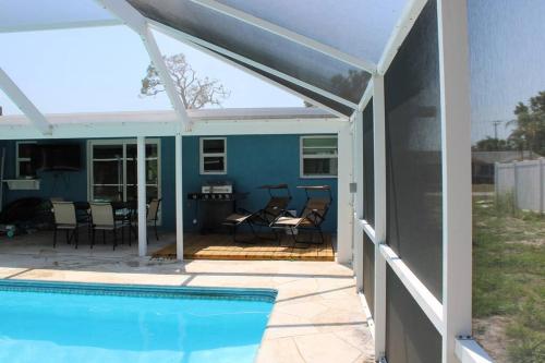 夏洛特港Pool house in Port Charlotte的一个带游泳池和房子的庭院