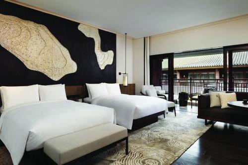 曲阜曲阜鲁能JW万豪酒店的酒店客房,设有两张床和一张沙发