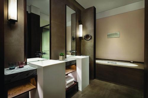 曲阜曲阜鲁能JW万豪酒店的一间带两个盥洗盆和大镜子的浴室