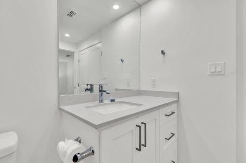 南帕诸岛Spectacular Ocean-View Condo in Beachfront Resort的白色的浴室设有水槽和镜子