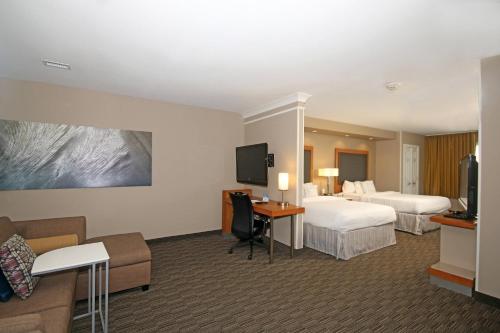 查尔斯顿北查尔斯顿春季山丘万豪套房酒店的酒店客房设有两张床和电视。