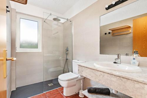 卡拉布兰卡Apartamentos Menorca MONSINES 13C By Mauter Villas的一间带水槽、卫生间和淋浴的浴室