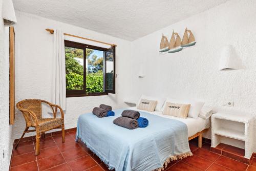 卡拉布兰卡Apartamentos Menorca MONSINES 13C By Mauter Villas的一间卧室设有两张床和窗户。