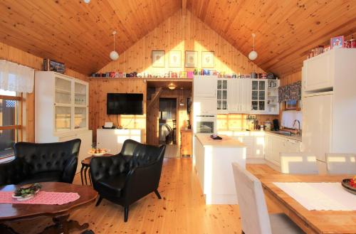 阿克雷里Eys Cabin的厨房配有白色橱柜和木制天花板