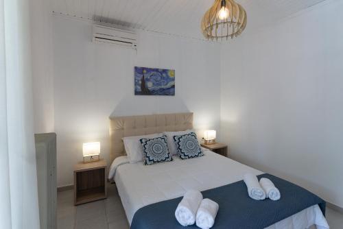 科孚镇佐吉拉菲娅公寓式酒店的一间卧室配有一张带两个枕头和两个灯的床。