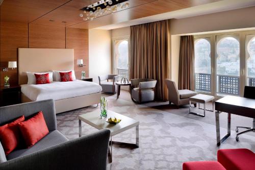 康斯坦丁康斯坦丁万豪酒店的酒店客房配有一张床、椅子和一张书桌