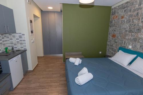 卡拉马塔Verga's Apartments的一间卧室配有蓝色的床和毛巾