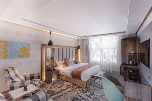 麦地那Gacine Hotel Al Tahlia的酒店客房设有床和客厅。