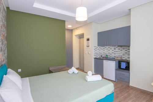 卡拉马塔Verga's Apartments的一间卧室配有一张大床和毛巾