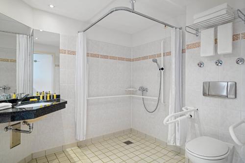 莱比锡万豪度假酒店莱比锡城店的带淋浴、卫生间和盥洗盆的浴室
