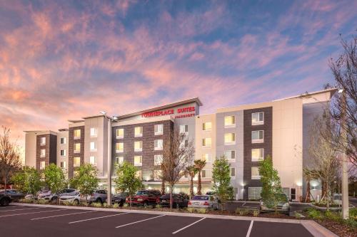 奥兰多TownePlace Suites by Marriott Orlando Altamonte Springs/Maitland的停车场酒店 ⁇ 染