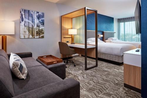 唐尼SpringHill Suites by Marriott Los Angeles Downey的酒店客房设有沙发、床和书桌