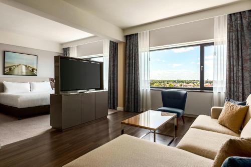 海牙海牙万豪酒店的酒店客房设有电视和床。