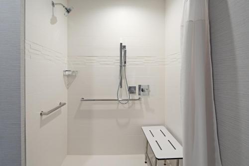 瓦伦西亚Residence Inn by Marriott Valencia的带淋浴和盥洗盆的白色浴室