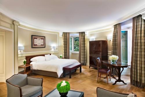 罗马罗马万豪弗罗拉大酒店的配有一张床和一张书桌的酒店客房