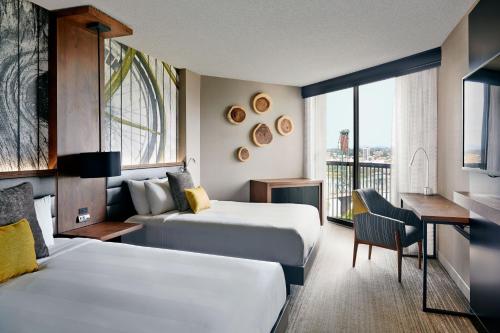 波特兰市中心海滨波特兰万豪的酒店客房配有两张床和一张书桌