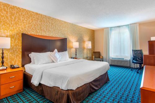 曼切斯特霍克赛特Fairfield Inn & Suites酒店的一间设有大床和窗户的酒店客房