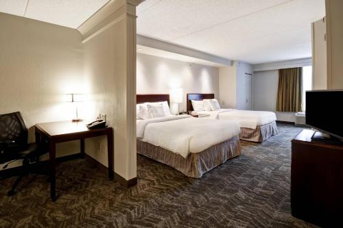 路易斯威尔路易斯维尔机场春季山丘套房酒店的酒店客房配有两张床和一张书桌