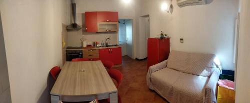 圣弗罗托索Casa dell'Arco Civico 35的一间带木桌和沙发的小厨房