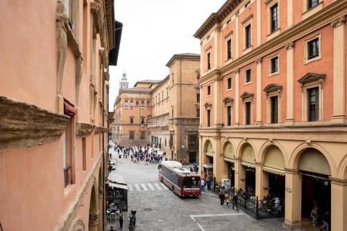 博洛尼亚Palazzo Scappi Gardi Luxury Apartments的享有城市街道的公交车美景