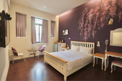 恒春古城好窩旅店的一间卧室配有一张壁画床