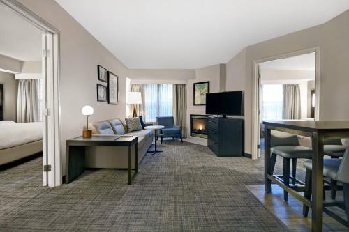 路易斯威尔路易斯维尔机场原住客栈的酒店客房设有床和客厅。