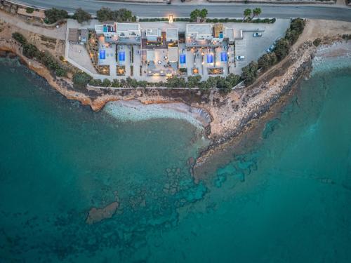 纳乌萨Paros Comfy Suites的海滩上的度假村的空中景致
