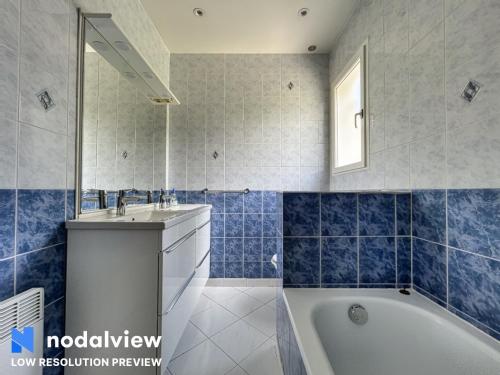 卢贝新城Villa Azurella的带浴缸和盥洗盆的浴室