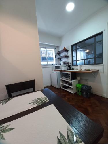 布宜诺斯艾利斯Acogedor apartamento céntrico. Obelisco.的一间带桌子的客厅和一间厨房