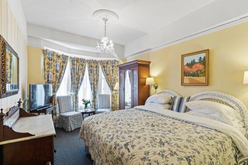 旧金山金色大门酒店的一间卧室配有一张大床和电视