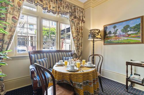旧金山金色大门酒店的一间带桌子和窗户的用餐室