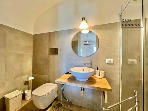 卡普里Casa Nannina - Seaview Terrace with Jacuzzi in Capri的一间带水槽、卫生间和镜子的浴室