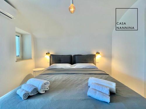 卡普里Casa Nannina - Seaview Terrace with Jacuzzi in Capri的一间卧室配有一张大床和毛巾