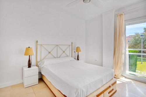 埃尔韦尔赫尔Luxury Apt, Beach, Pool open 365 days, Near Javea & Denia的白色的卧室设有床和窗户