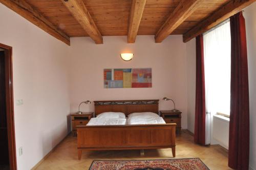 LošticePenzion u Coufalů的一间卧室配有床和2个床头柜