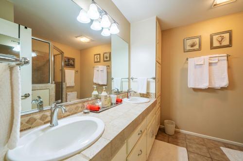 圣马科斯Master Bedroom with King Bed-FREE-WiFi-Snack-Parkg in Relaxing Oasis的一间带两个盥洗盆和大镜子的浴室