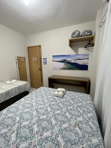 巴雷里尼亚斯Lençóis Confort - BL05-AP02的一间卧室配有一张床,床上有毛巾