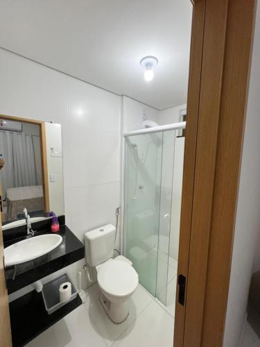 巴雷里尼亚斯Lençóis Confort - BL05-AP02的浴室配有卫生间、盥洗盆和淋浴。
